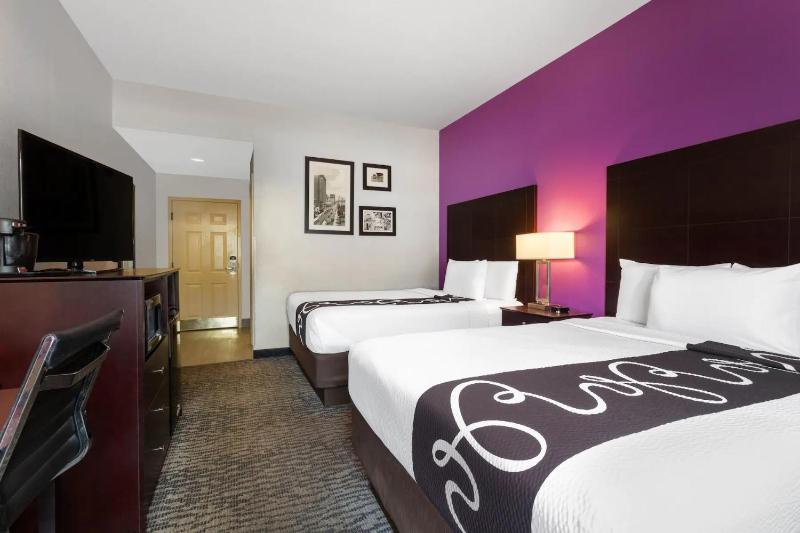 La Quinta Inn & Suites by Wyndham Tampa Bay Area-Tampa South - image 28