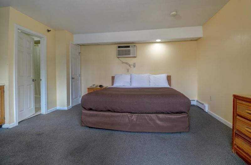 King Room with Bathtub image 3