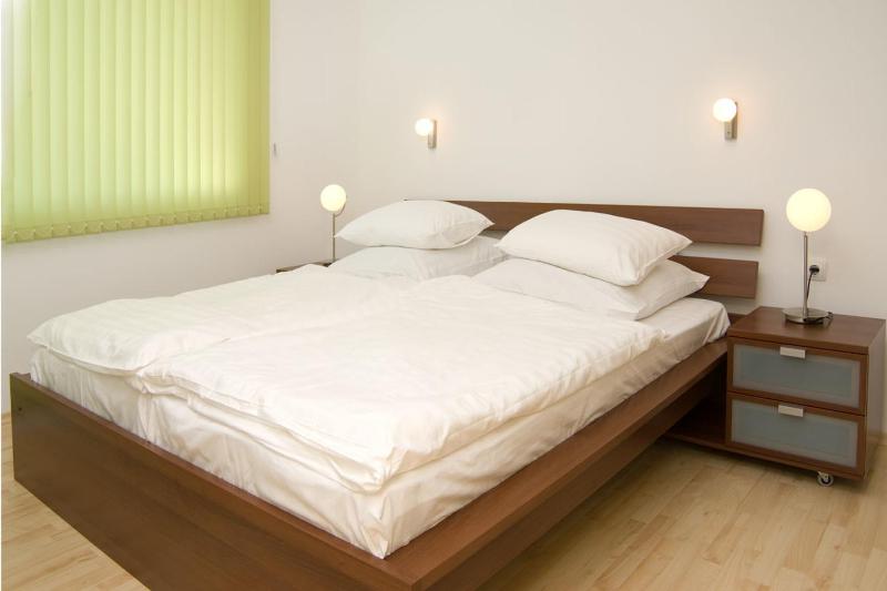 Deluxe One-Bedroom Apartment with Sea View image 4