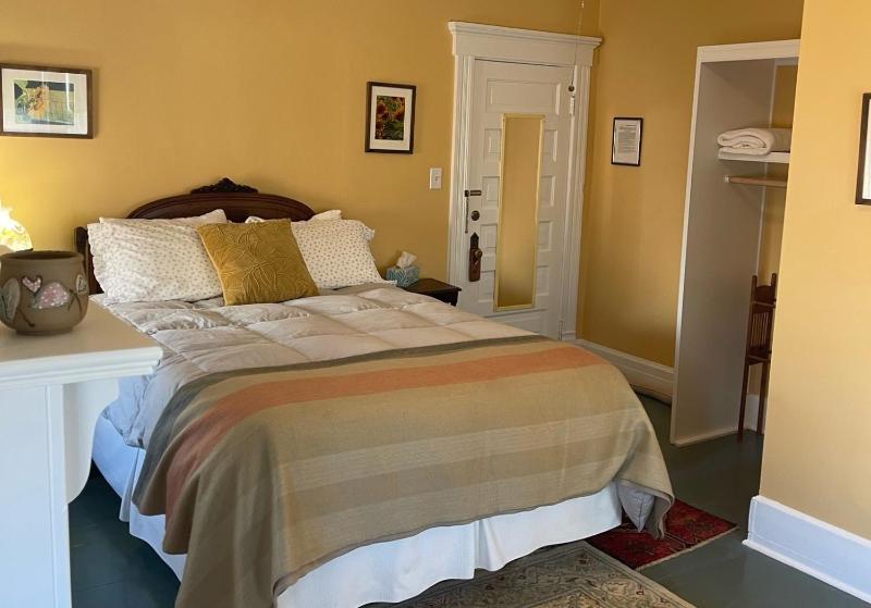 Standard Queen Room image 4