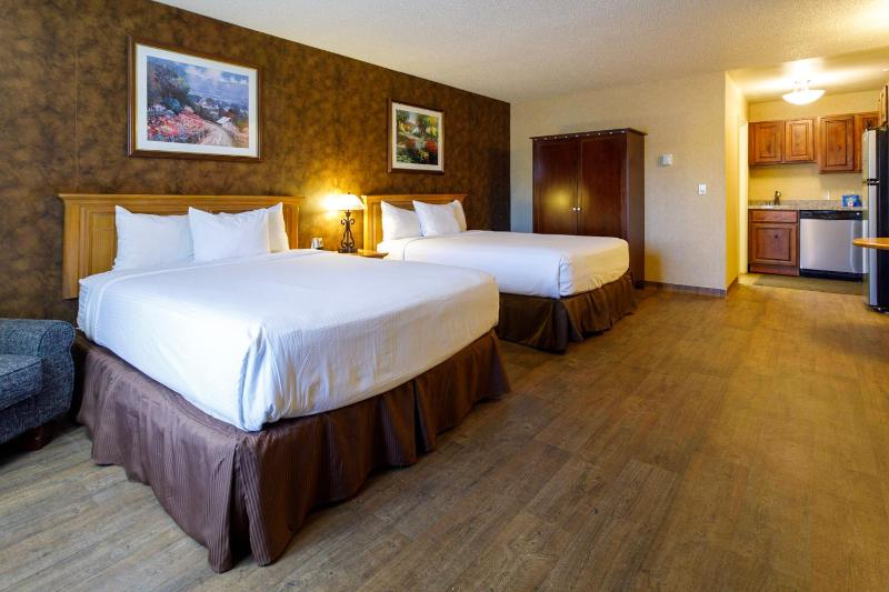Queen Room with Two Queen Beds - Kitchenette- Non Smoking image 4