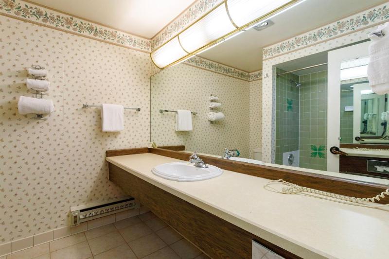 Queen Room with Two Queen Beds - Kitchenette- Non Smoking image 2