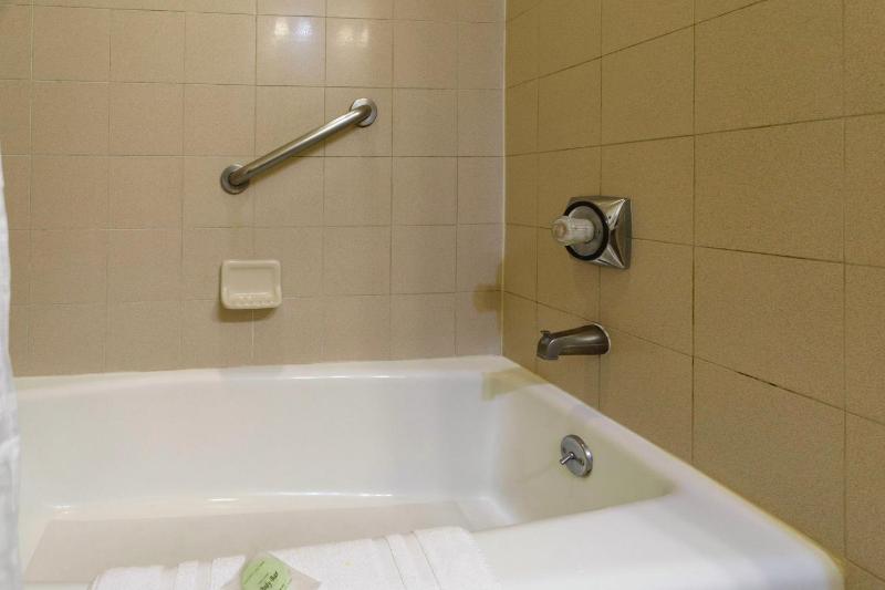 Deluxe Queen Room with Two Queen Beds - Smoking image 4