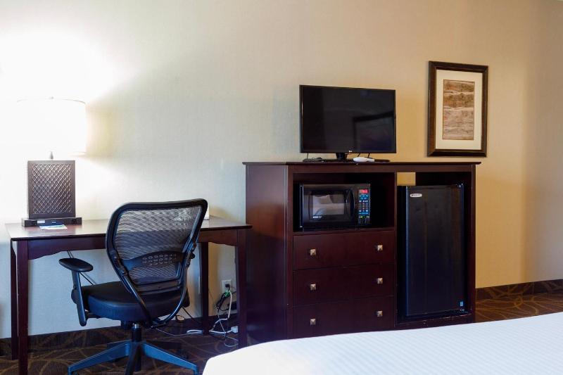Deluxe Queen Room with Two Queen Beds - Smoking image 2