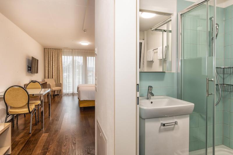 Double Room image 3