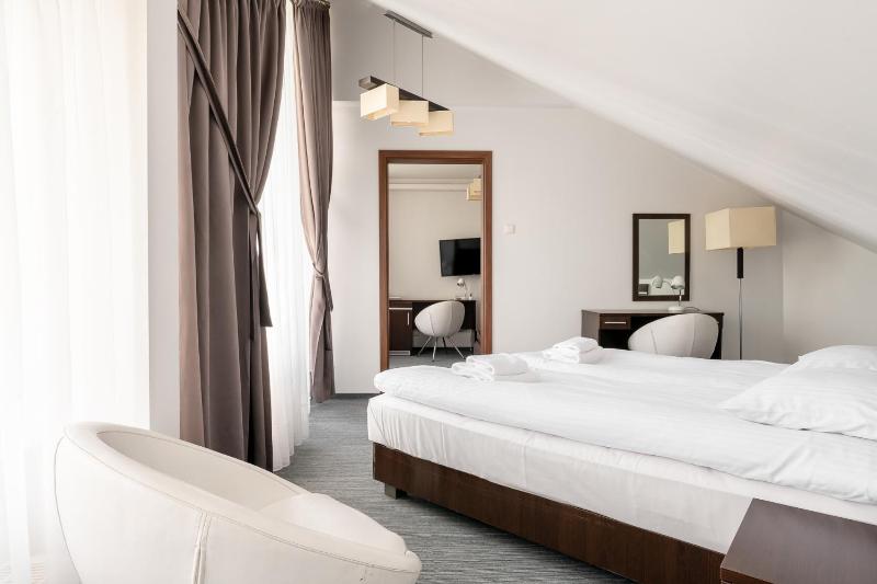 Deluxe Double Room with Balcony image 4