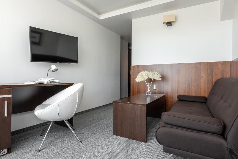 Deluxe Double Room with Balcony image 3