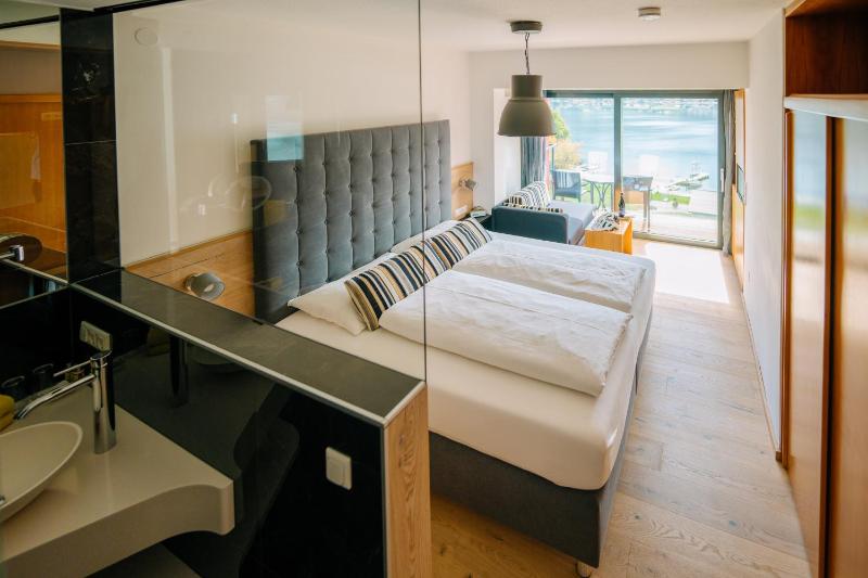 Double Room with Balcony and Lake View image 3