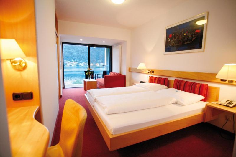 Double Room with Balcony and Lake View image 2