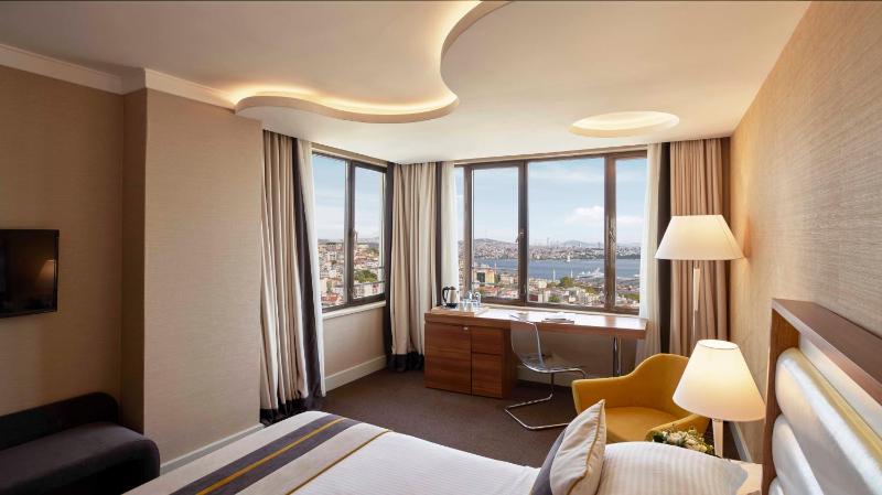 Deluxe Room with Bosphorus View image 3
