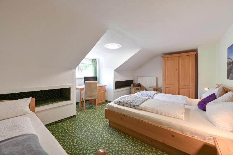Basic Triple Room with Bathroom on Floor image 1