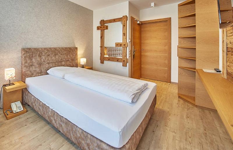 Single Room with Balcony image 3