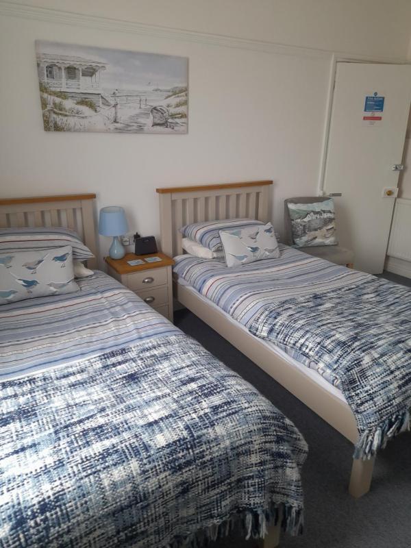 Twin Room image 3