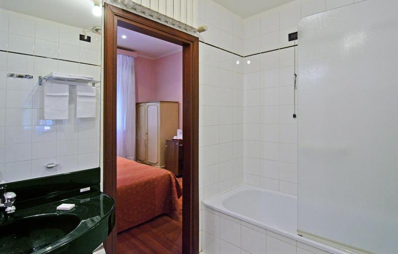 Double or Twin Room image 4