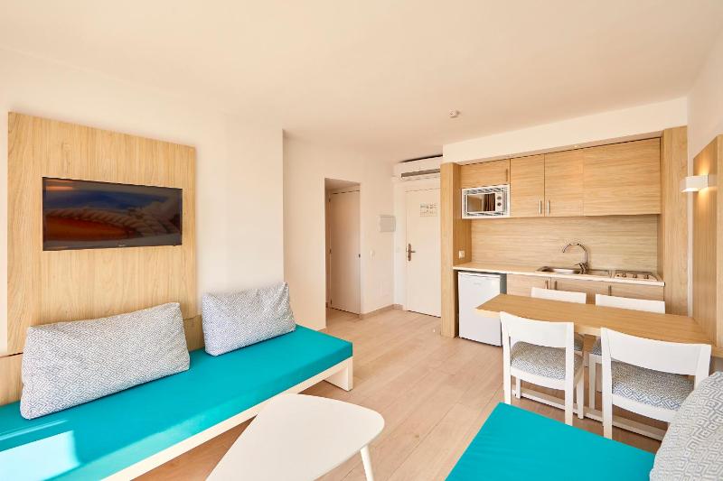 One-Bedroom Apartment with Sea View image 4