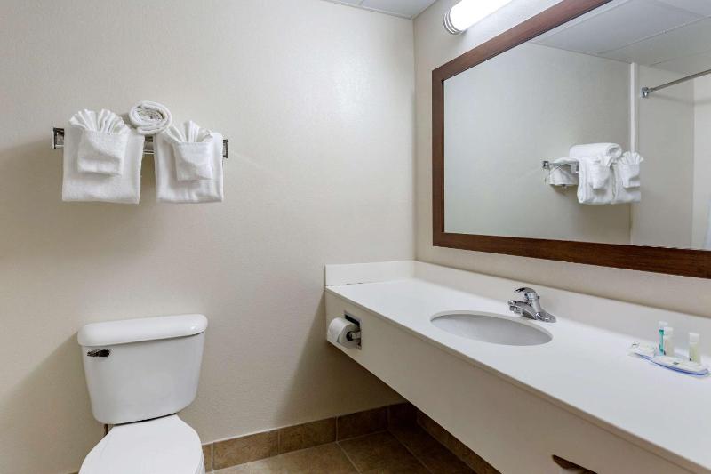 Queen Room with Two Queen Beds - Non-Smoking image 2