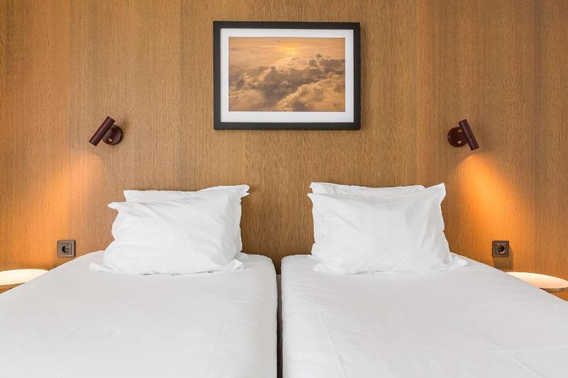 Standard Twin Room image 4