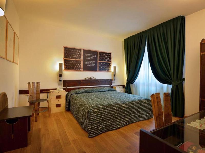 Standard Double Room image 4