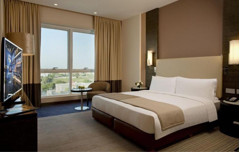 Deluxe King Room, 15% Off on F&B image 3