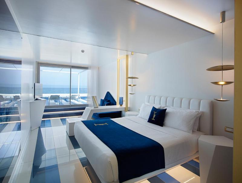 Gold Junior Suite Sea View image 3