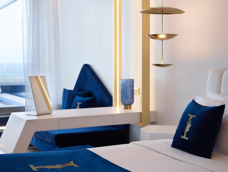Gold Junior Suite Sea View image 4