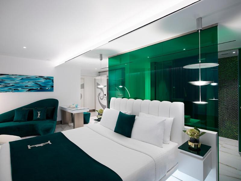 Gold Sky Suite with Panoramic Sea View image 4