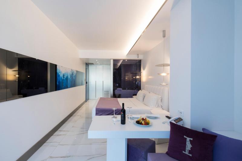 Silver Junior Suite Land View image 4