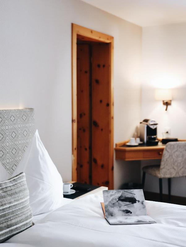 Classic Double Room image 3