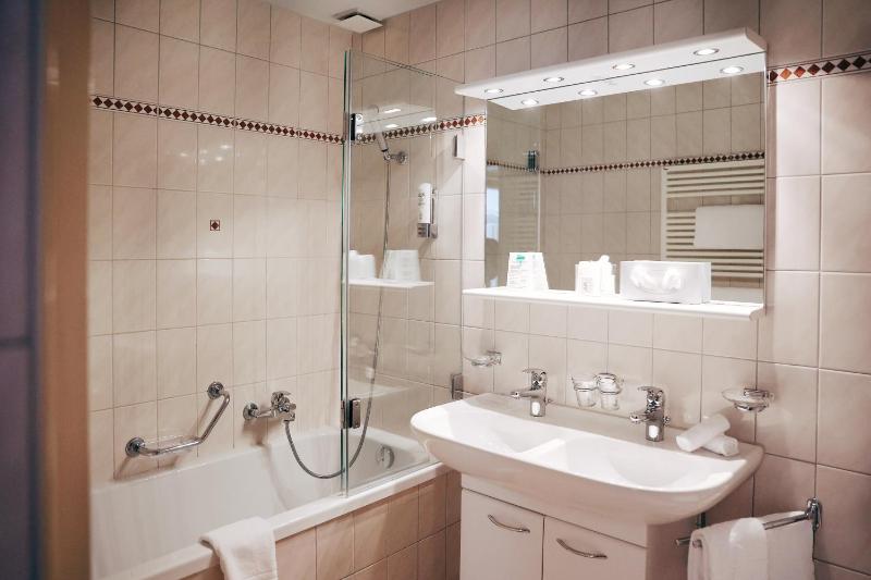 Classic Double Room image 4