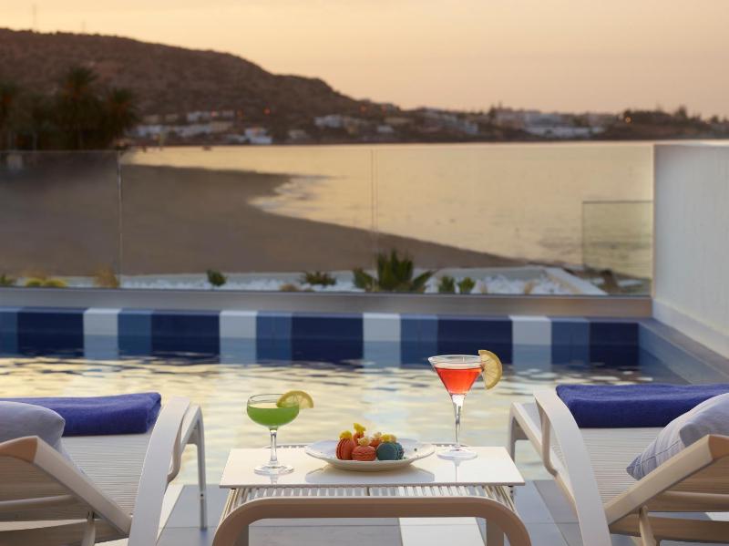 Gold Suite Sea View Private Pool image 4