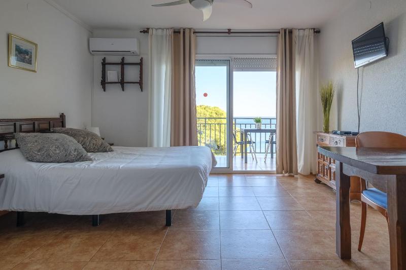 Studio Apartment with Sea View image 1