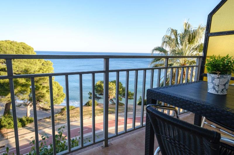 Studio Apartment with Sea View image 3