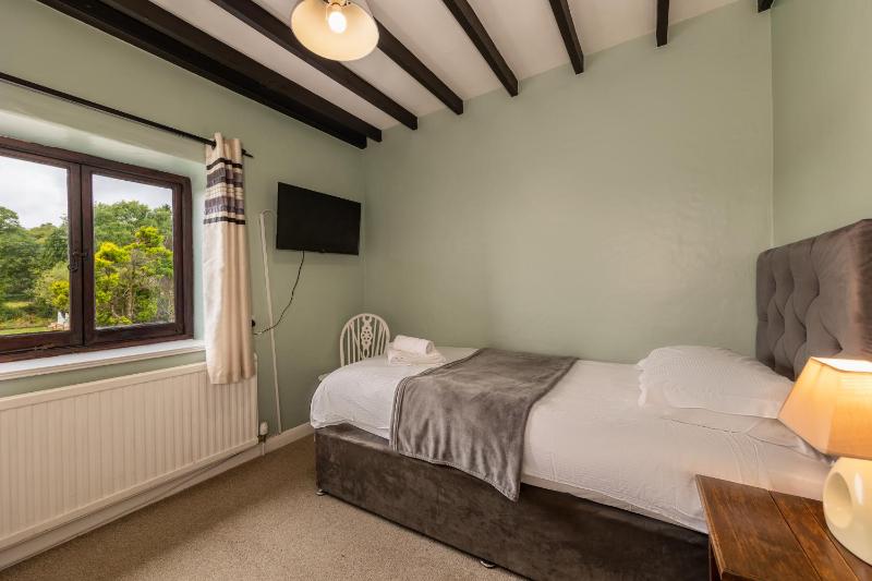 Standard Single Room image 3