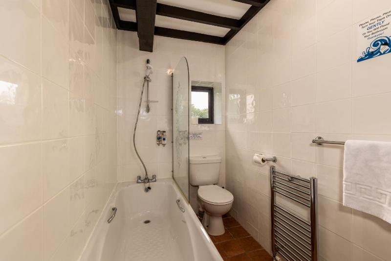 Standard Double Room image 3