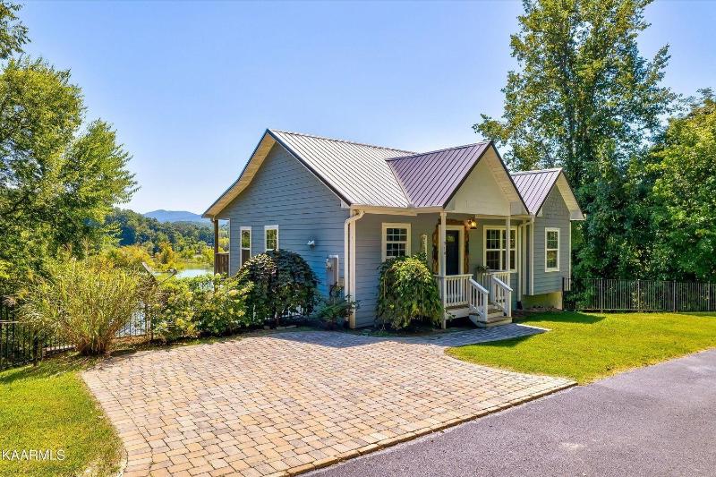 Three-Bedroom House image 2