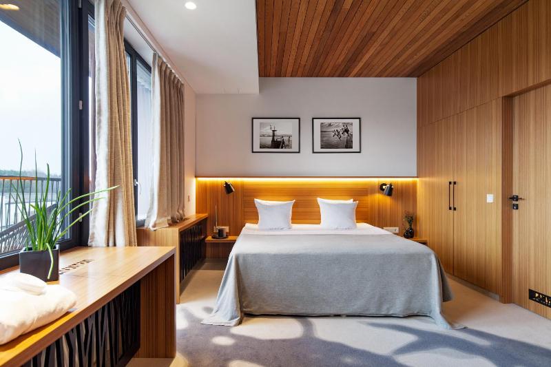 Family Junior Suite with Spa Access image 1