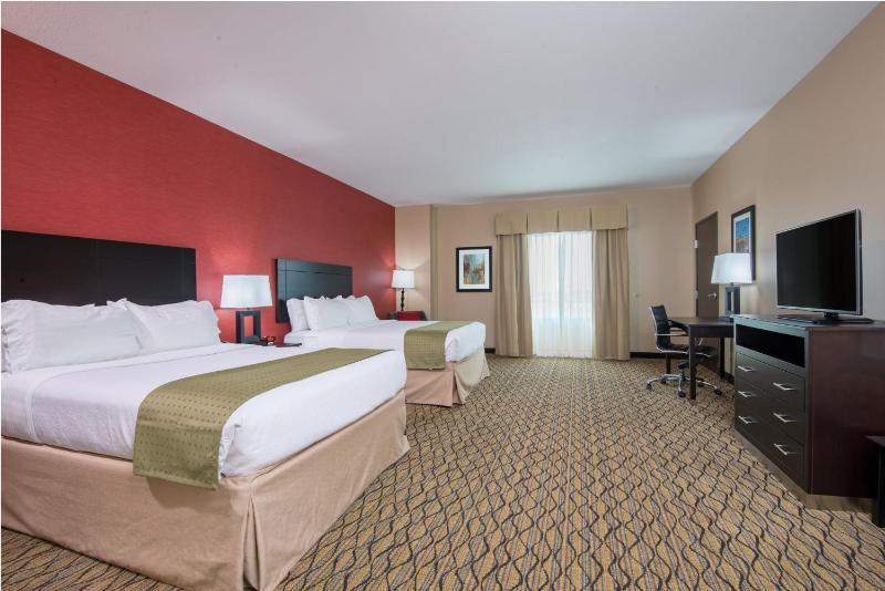 Standard Queen Room with Two Queen Beds image 3