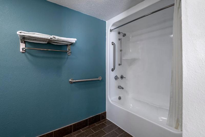 Queen Room - Accessible/Non-Smoking image 4