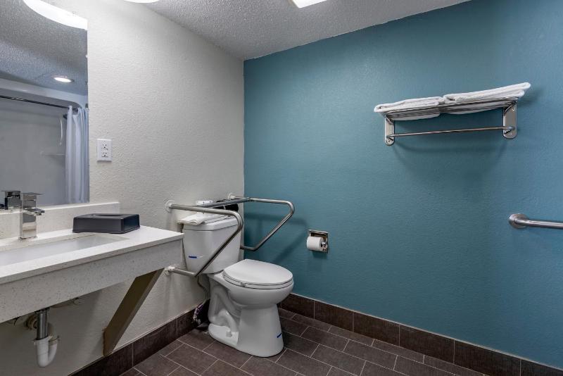 King Room - Accessible/Non-Smoking image 3