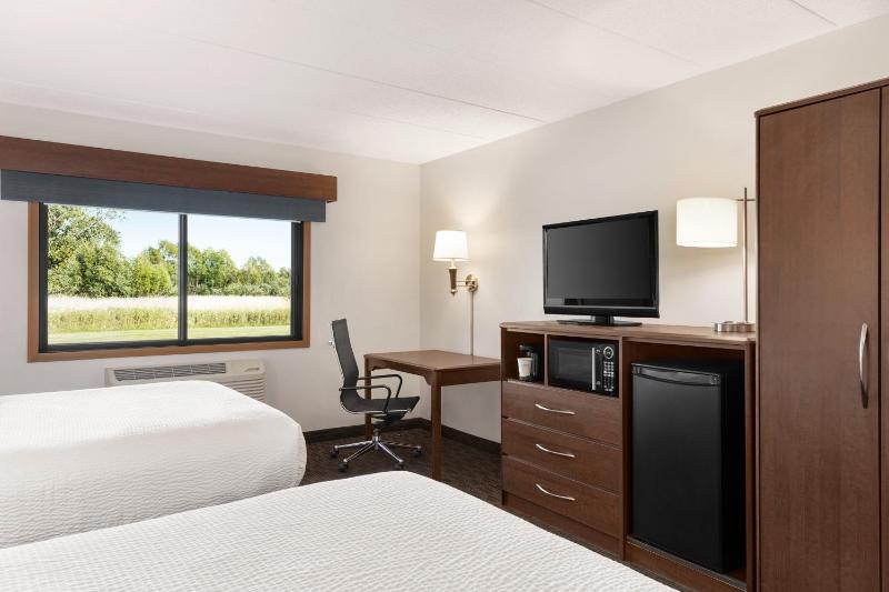 Queen Room with Two Queen Beds - Non-Smoking image 3