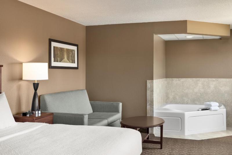 King Suite - Non-Smoking image 4