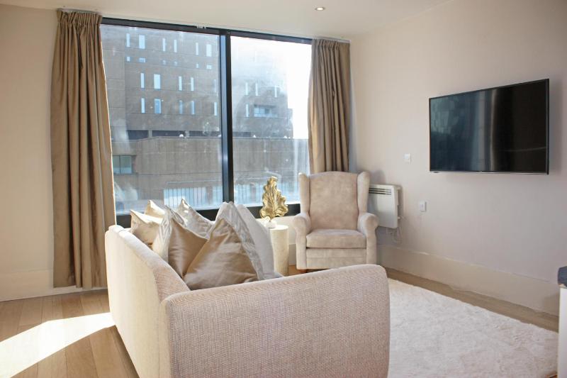 One Bedroom Apartment with Balcony and City View image 3