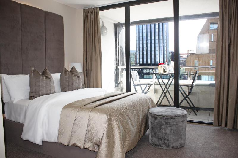 One Bedroom Apartment with Balcony and City View image 1