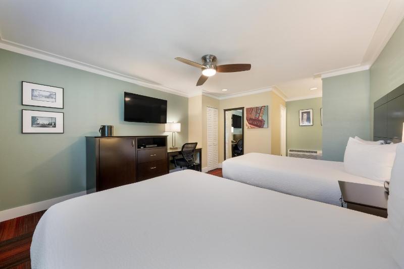 Double Room with Two Double Beds image 2