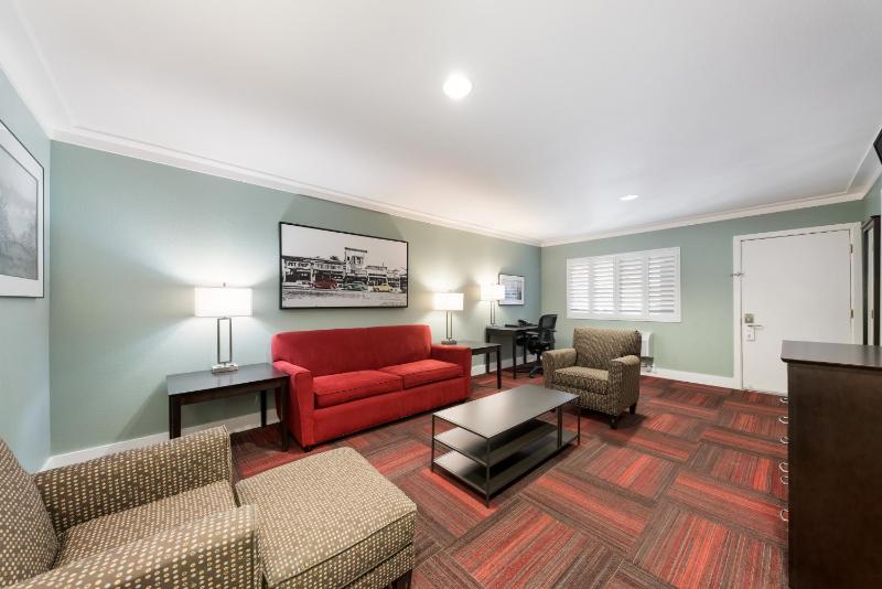 One-Bedroom King Suite with Sofa Bed image 3