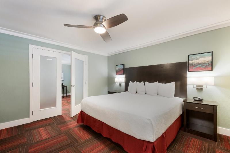 One-Bedroom King Suite with Sofa Bed image 2