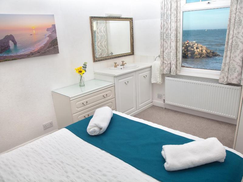 Weymouth Bay Apartment B - image 6