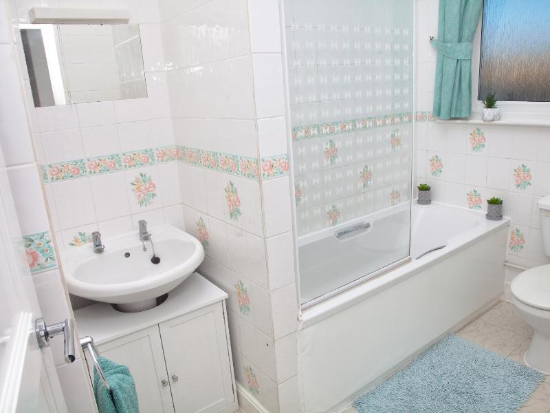 Weymouth Bay Apartment B - image 3