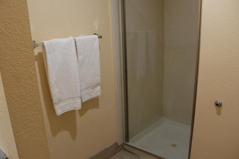 Queen Room - Non-Smoking image 1