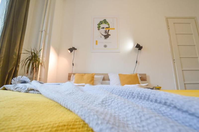 Studio by Main Square - High Ceilings - Fast Wifi - image 12